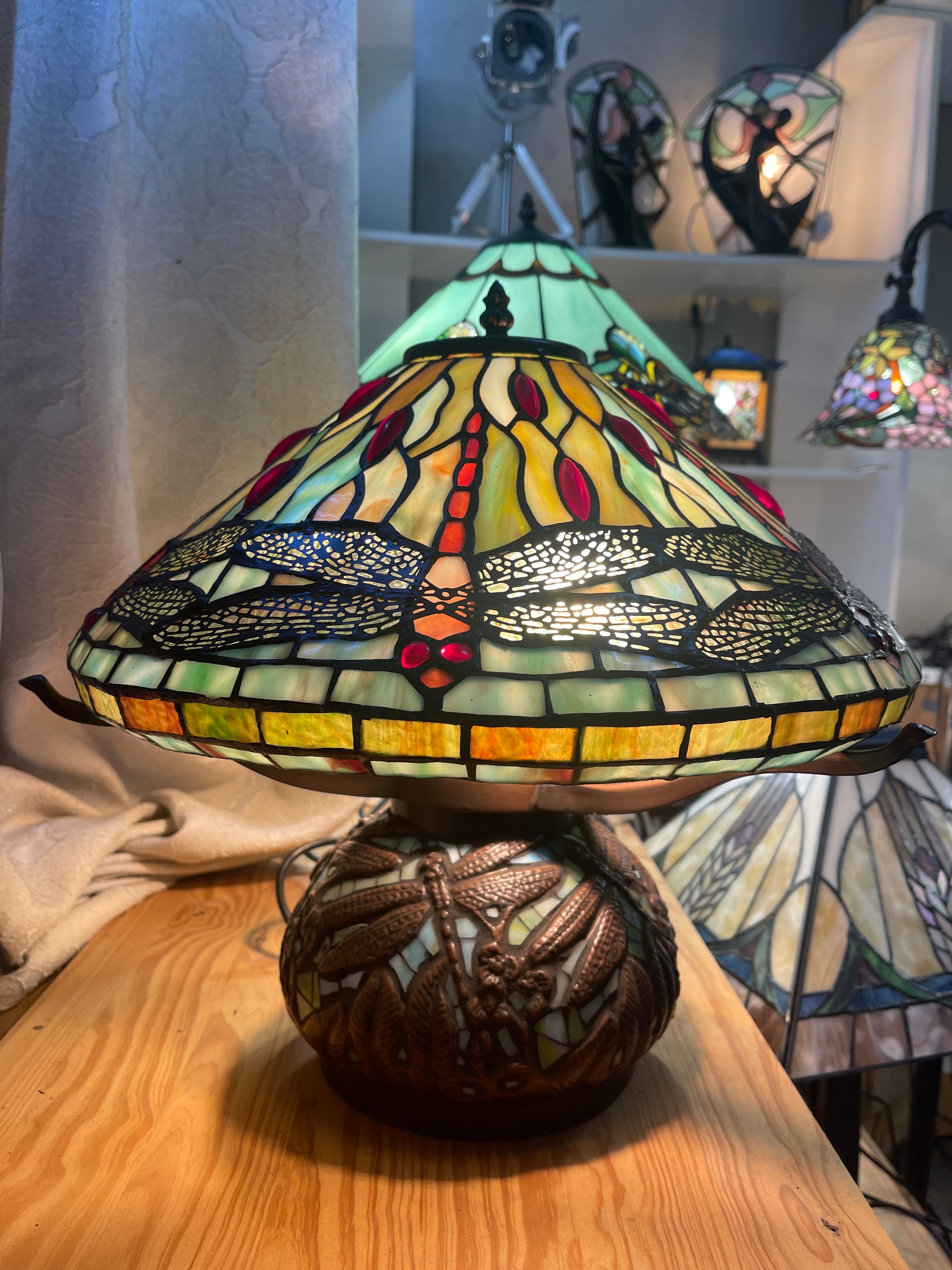 Legend Collection@Reproduction Tiffany Dragonfly lamp with detailed dragonfly mosaic base
