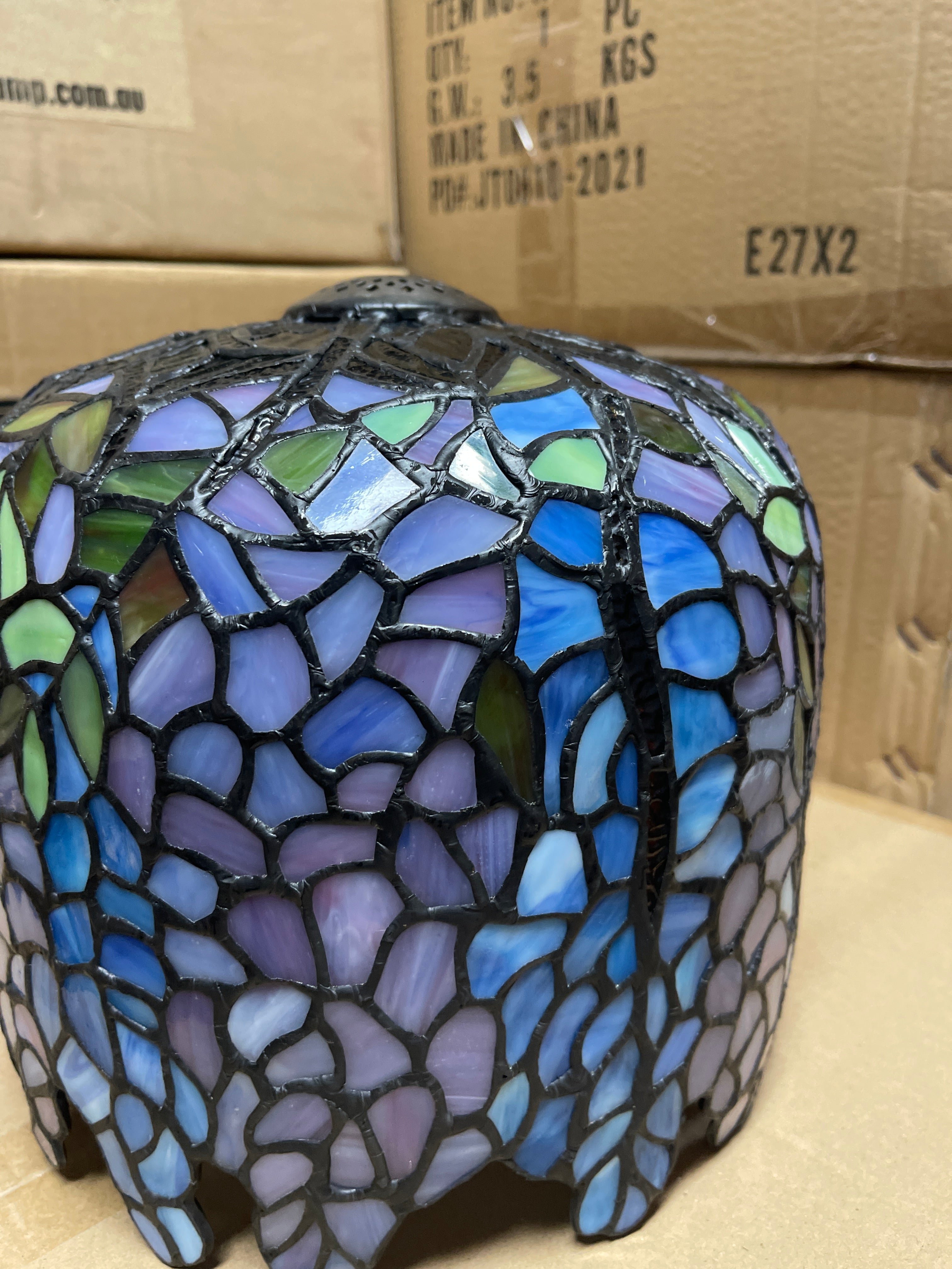 Elegant  Wisteria design Stained Glass Tiffany Table Lamp