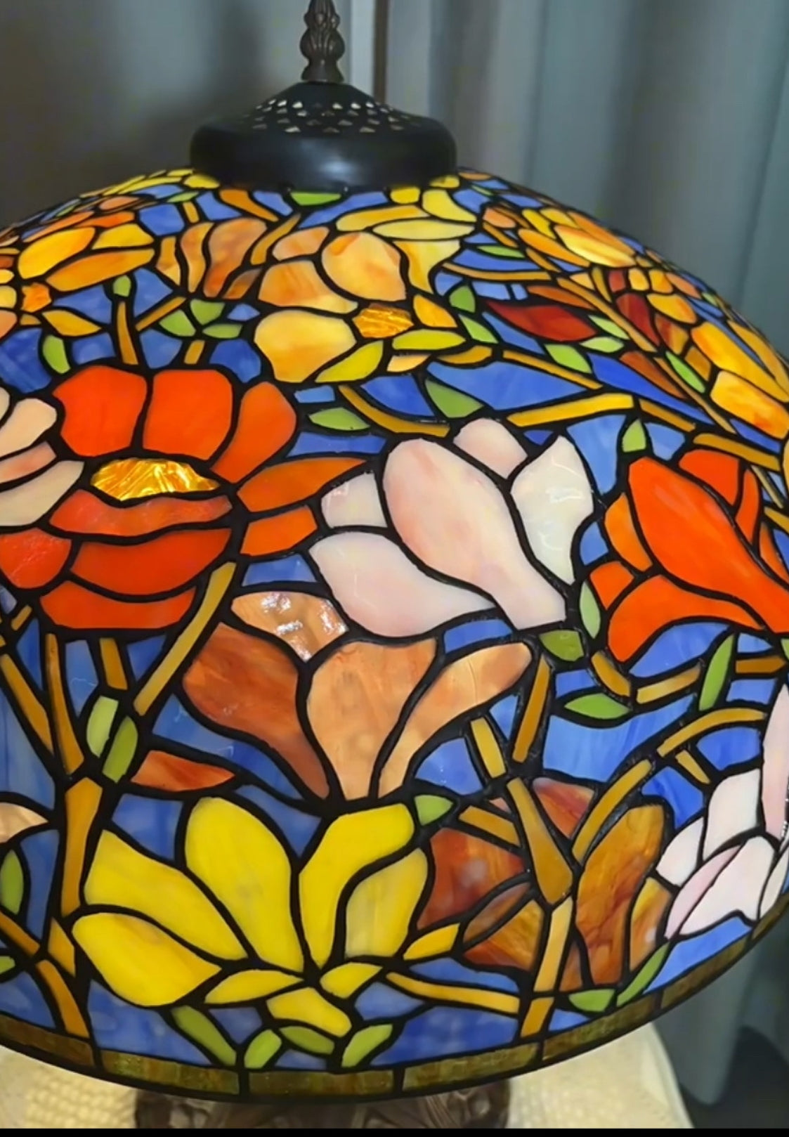 Huge 22 inch wide Magnolia Flower Tiffany Table Lamp(only 1)