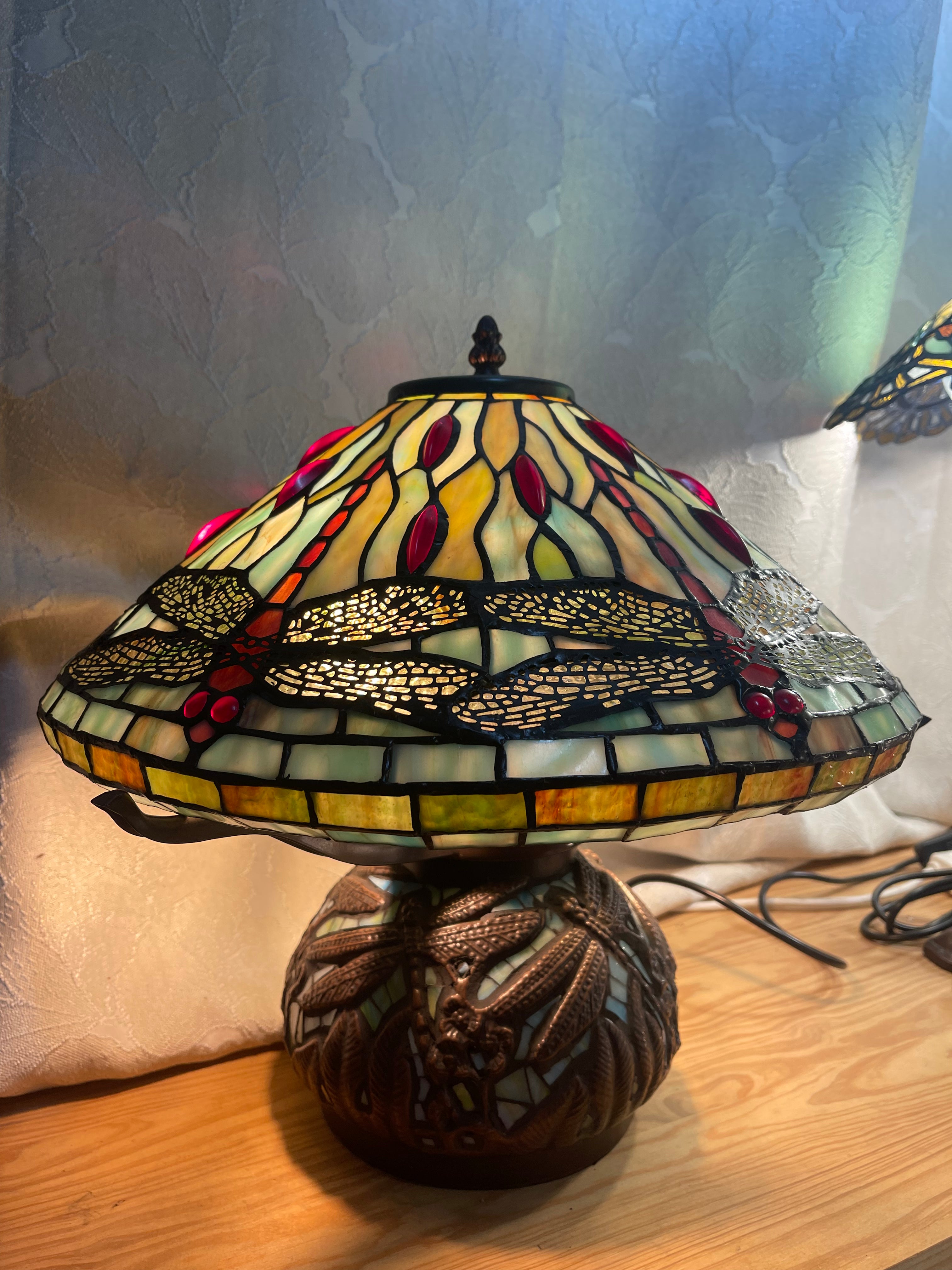 Legend Collection@Reproduction Tiffany Dragonfly lamp with detailed dragonfly mosaic base