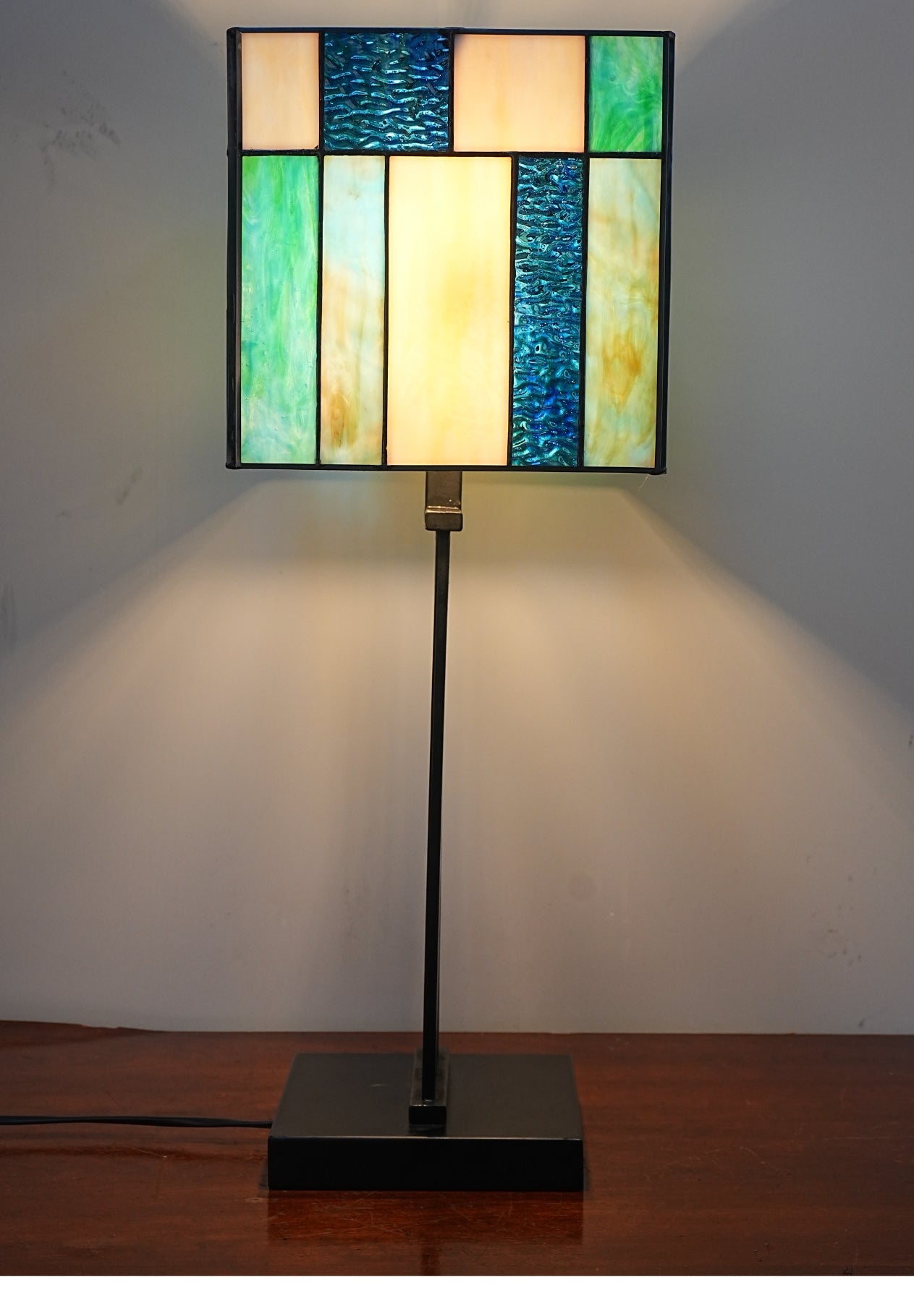 Large Modern Geometric Stained Glass Table Lamp – Ocean Blue
