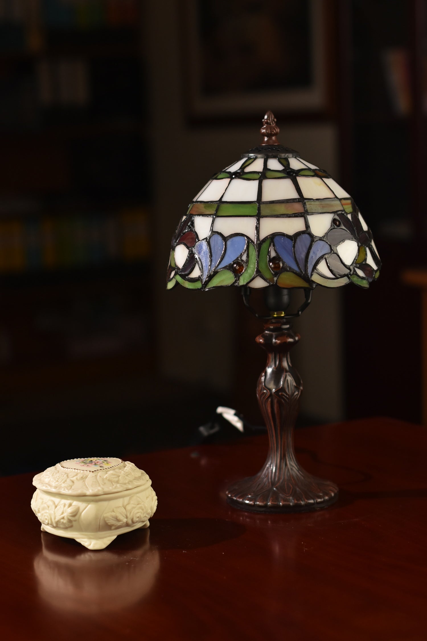 Elegant 8" Leaf Ribbon Style Tiffany Mini Table Lamp