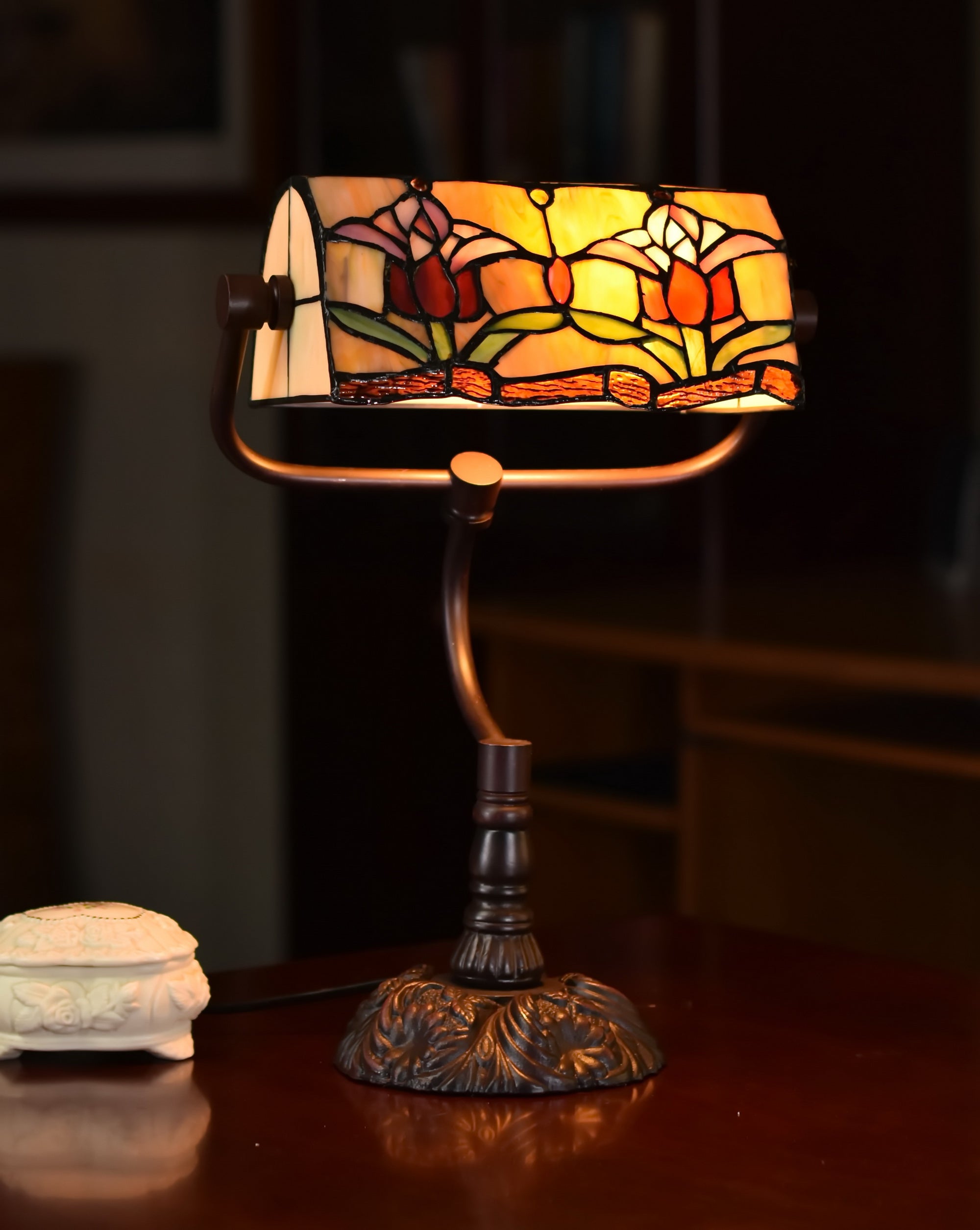 Colonial Tulip Style Tiffany Banker Lamp