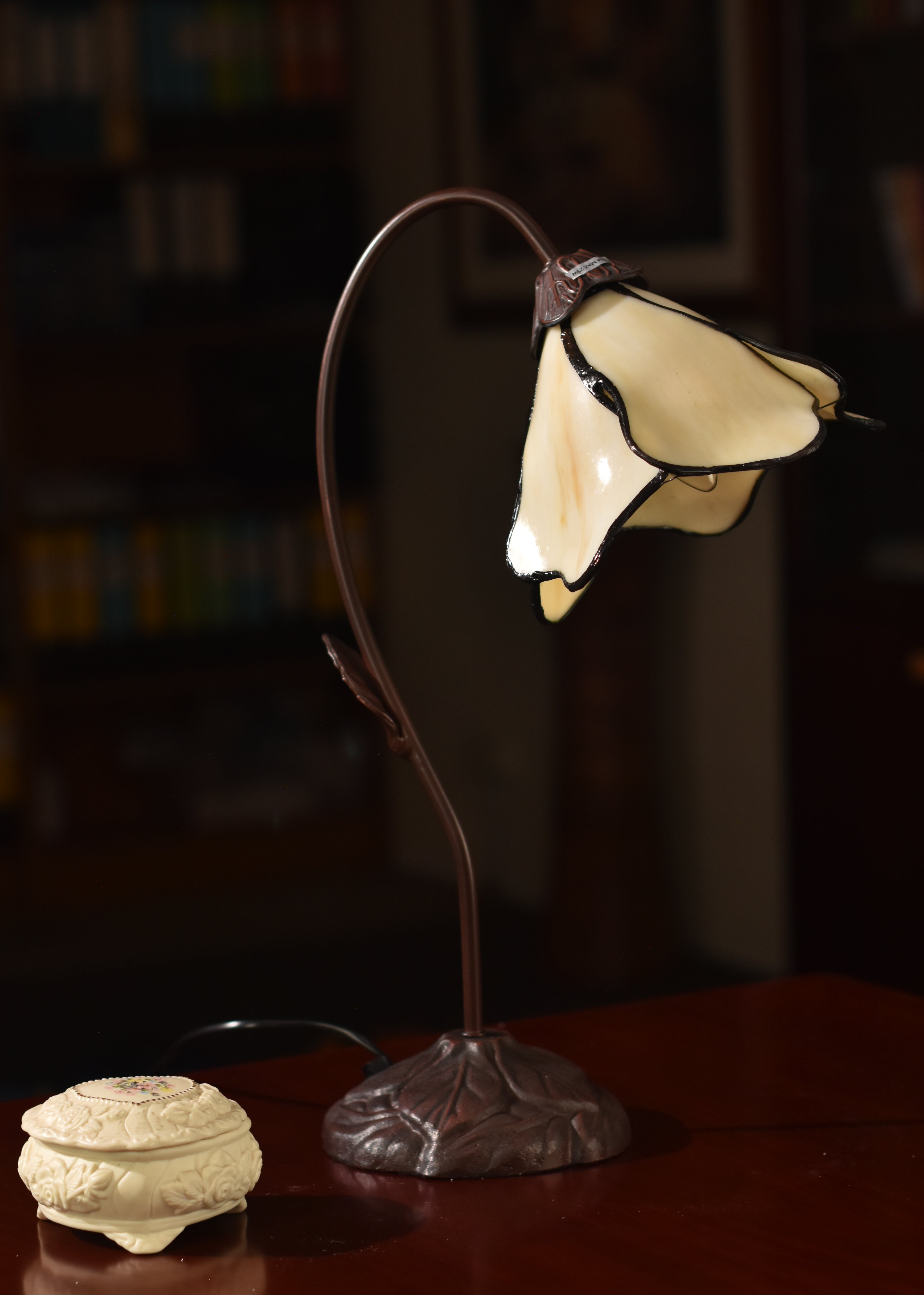 Amazing Flower Ivory Water Lily Style Tiffany Table Lamp