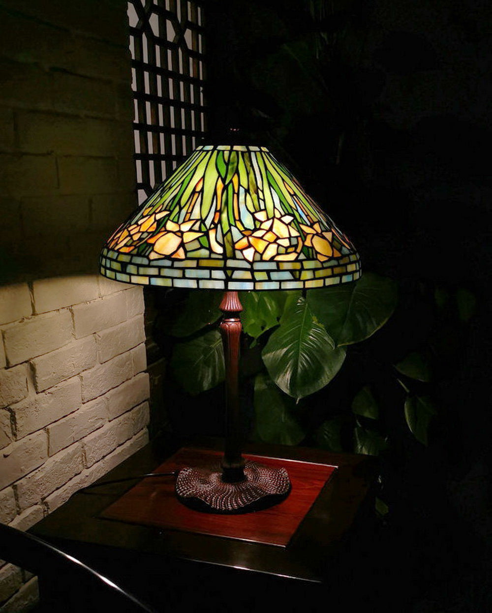 Legend Collection@Large 16" Daffodil Flower Stained Glass Tiffany Table Lamp