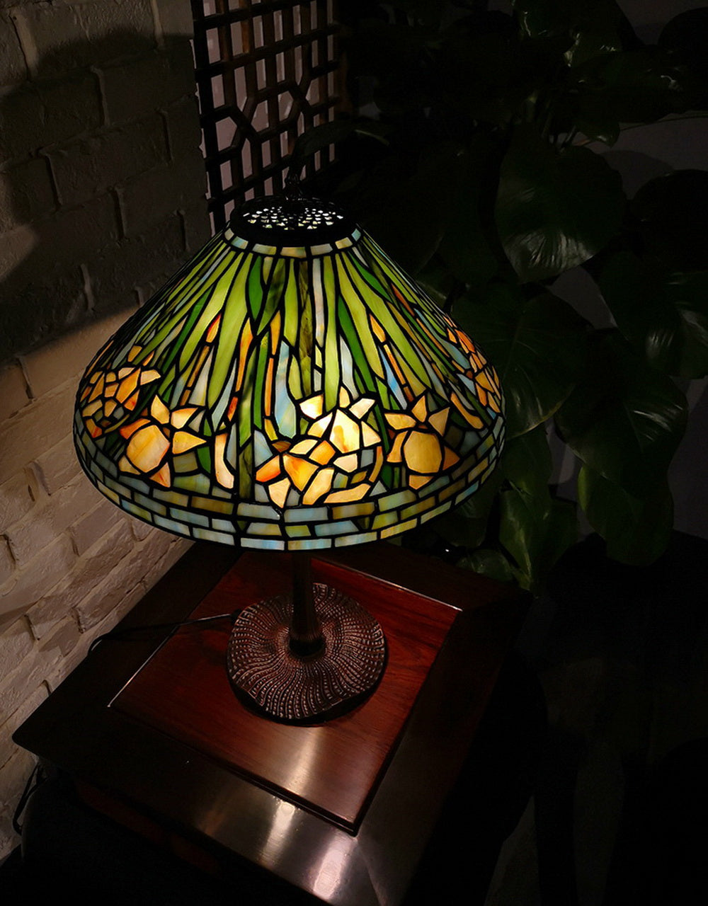 Legend Collection@Large 16" Daffodil Flower Stained Glass Tiffany Table Lamp